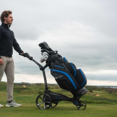 Finnish Golf Media FORE! | Sähköiset golfkärryt yleistyvät vauhdilla – Mitä eroa on PowerBug NX:llä ja Motocaddy M5 GPS:llä