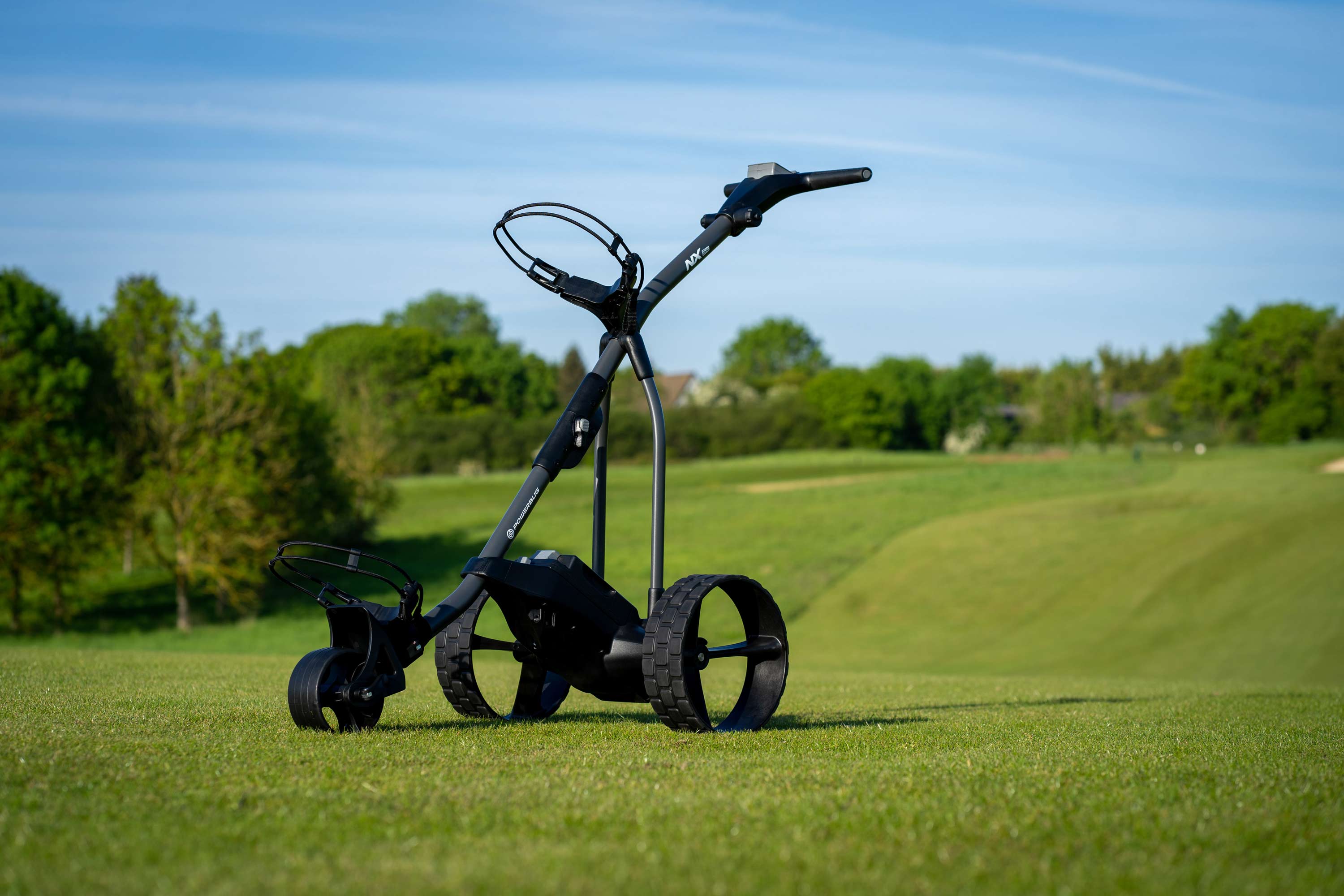 Finnish Golf Media FORE! | Sähköiset golfkärryt yleistyvät vauhdilla – Mitä eroa on PowerBug NX:llä ja Motocaddy M5 GPS:llä